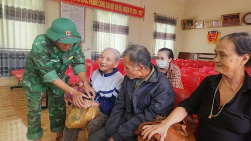 Lực lượng chức năng hỗ trợ sơ tán người dân ở xã Thiên Cầm, tỉnh Hà Tĩnh đến nơi trú tránh an toàn