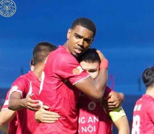 Alan ăn mừng bàn thắng mở tỷ số nhờ Quang Hải kiến tạo. Ảnh: CAHN FC