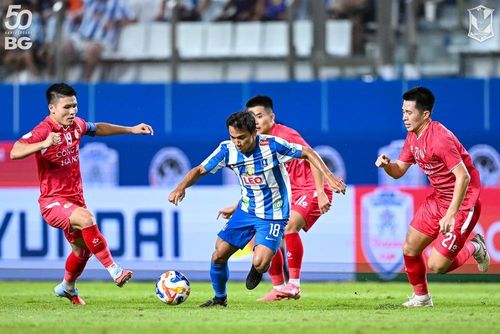 Quang Hải cùng CAHN mau chóng quên thất bại trước đội bóng của "Messi Thái". Ảnh: BGP