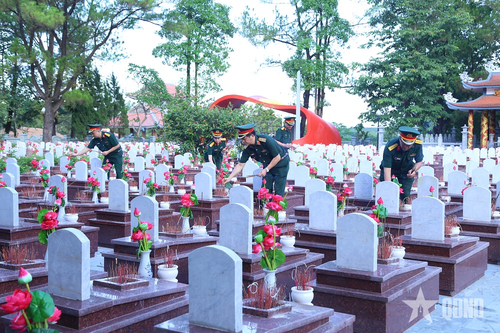 Cán bộ, chiến sĩ Bộ tư lệnh 86 thắp hương tại Nghĩa trang Liệt sĩ quốc gia Trường Sơn.
