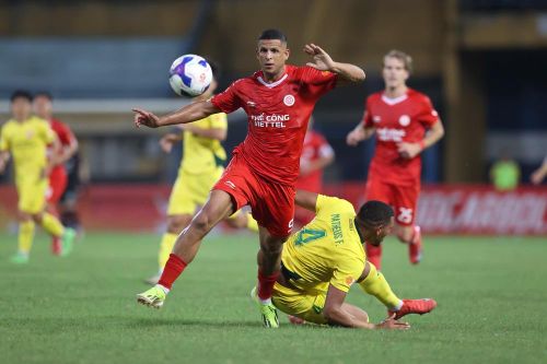 Lucao khiến trung vệ đắt giá bậc nhất V-League của Công an TP.HCM không thể theo kèm trong chiến thắng 3-0 của Thể Công Viettel trước CLB phương Nam. Ảnh: Hoàng Linh