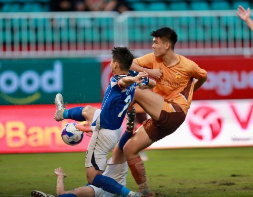 Đinh Quang Kiệt (phải) trong màu áo HAGL ở V-League năm nay - Ảnh: VPF