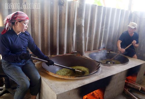 Ngọn lửa bập bùng dưới đáy chảo không chỉ làm chín những hạt thóc, mà còn giữ trọn hương vị mộc mạc, tự nhiên. Rang cốm bằng củi đòi hỏi kinh nghiệm để giữ lửa đều, đảm bảo hạt cốm không bị cháy.