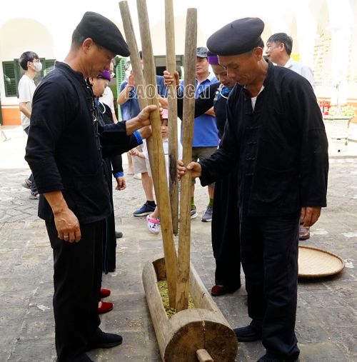 Trong khuôn khổ Festival “Nghiêng say mùa Thu” 2025, hoạt động làm cốm tại Dinh thự Hoàng A Tưởng được tái hiện. Đây là cơ hội để mọi người không chỉ được thưởng thức mà còn được trực tiếp tham gia vào quy trình làm ra những hạt cốm dẻo thơm. Cốm Na Lo đã trở thành cầu nối, giúp du khách và người dân bản địa xích lại gần nhau hơn, cùng chia sẻ những câu chuyện về nghề truyền thống, về văn hóa và cuộc sống.