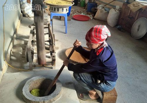 Hạt cốm tiếp tục được đưa vào cối đá dã, nhưng vẫn giữ được hương thơm đặc trưng hấp dẫn. Ngày nay máy móc đã hỗ trợ một số công đoạn, giúp người ở Na Lo đỡ vất vả hơn.