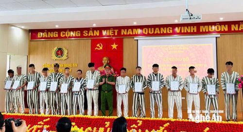 Trao quyết định đặc xá cho các phạm nhân. Ảnh: Quang Vinh