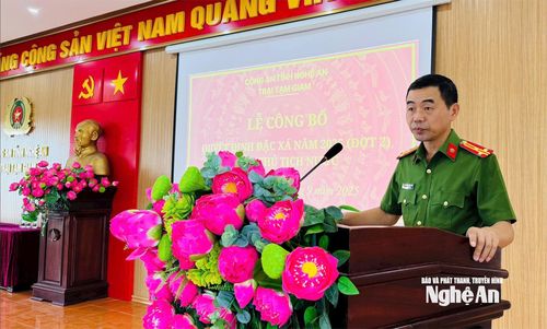 Thượng tá Nguyễn Xuân Trà - Phó Giám thị Trại Tạm giam Công an tỉnh Nghệ An phát biểu tại buổi lễ. Ảnh: Quang Vinh