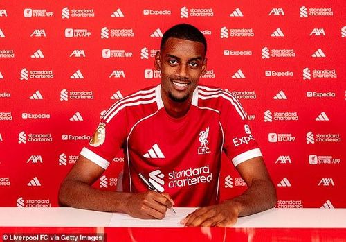 Isak kí hợp đồng với Liverpool