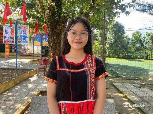 Em Nguyễn Thị Ngọc Hương, lớp 12/3 Trường PTDTNT THCS-THPT Nam Trà My nói về ngày khai giảng. Ảnh: Tấn Trường.