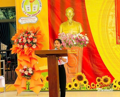 Em Nguyễn Phạm Như Quỳnh, học sinh lớp 6/2, Trường PTDTBT THCS Lý Tự Trọng, xã Trà Tân phát biểu tại Lễ khia giảng năm học mới. Ảnh: Chí Đại.