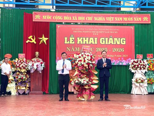 Ông Lê Trí Thanh, Ủy viên Ban Thường vụ Thành ủy, Chủ tịch Ủy ban MTTQ Việt Nam TP Đà Nẵng dự lễ khai giảng năm học mới tại Trường Phổ thông dân tộc nội trú Trung học cơ sở và Trung học phổ thông Nam Trà My. Ảnh: Tấn Thành.
