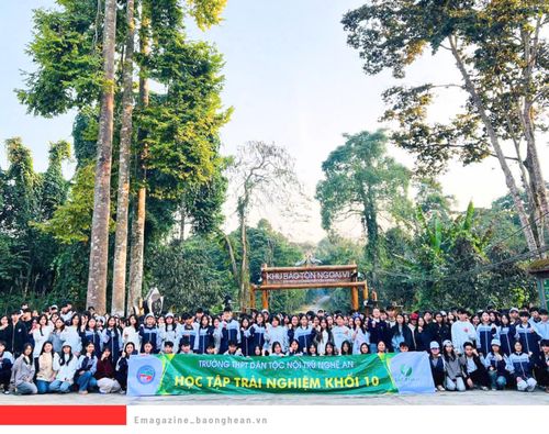 Các em học sinh Trường PTTH Dân tộc nội trú Nghệ An hoạt động trải nghiệm Vườn Quốc gia Cúc Phương - Chủ đề Nature Conservation. Ảnh: Nhà trường cung cấp