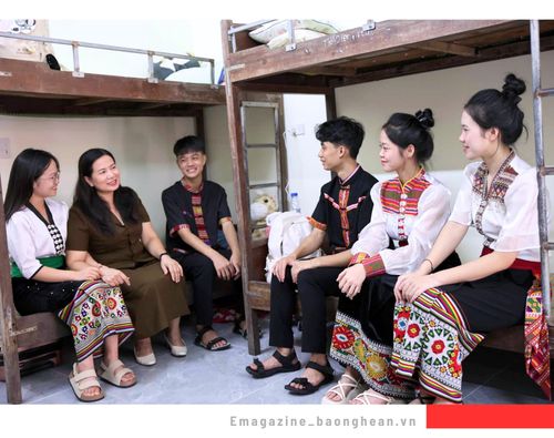 Nhà giáo Ưu tú Nguyễn Thị Kiều Hoa – Hiệu trưởng Trường PTTH Dân tộc nội trú Nghệ An trò chuyện, thăm hỏi các em học sinh tại phòng ký túc xá của các em trong khuôn viên trường. Ảnh: Thanh Quỳnh