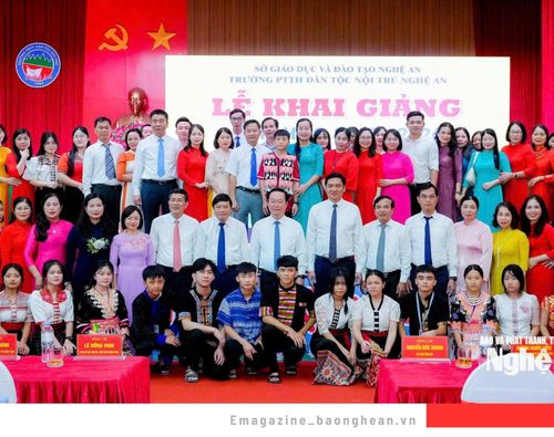 Lãnh đạo tỉnh Nghệ An cùng học sinh và thầy, cô giáo Trường PTTH Dân tộc nội trú Nghệ An trong lễ khai giảng năm học mới 2025-2026. Ảnh: Phạm Bằng