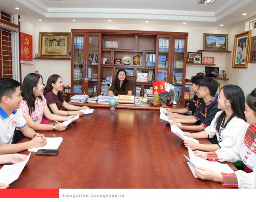 Các thầy, cô giáo Trường PTTH Dân tộc nội trú Nghệ An cùng các em học sinh cùng nhau trao đổi các vấn đề liên quan đến học tập và duy trì hiệu quả hoạt động các câu lạc bộ tại trường. Ảnh: Thanh Quỳnh