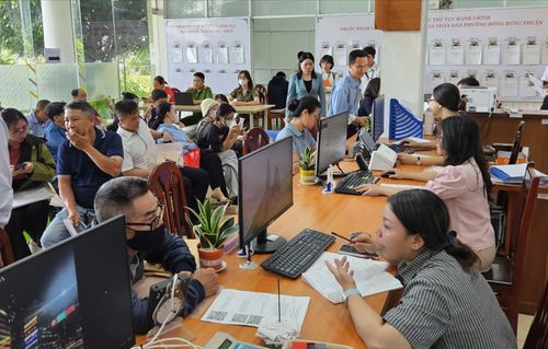 Công chức phường Đông Hưng Thuận (TPHCM) giải quyết hồ sơ cho người dân