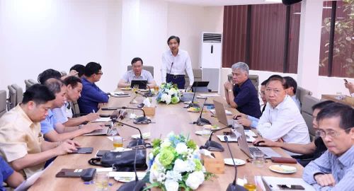 TS. Trần Anh Tuấn, Chủ tịch Hiệp hội Khoa học hành chính Việt Nam phát biểu. Ảnh: Văn Điệp – TTXVN