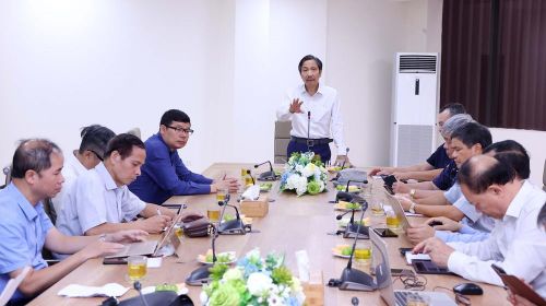 TS. Trần Anh Tuấn, Chủ tịch Hiệp hội Khoa học hành chính Việt Nam chủ trì buổi tọa đàm. Ảnh: Văn Điệp – TTXVN