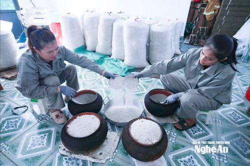 Công đoạn loại bỏ tạp chất trong muối hầm. Ảnh: Thanh Phúc