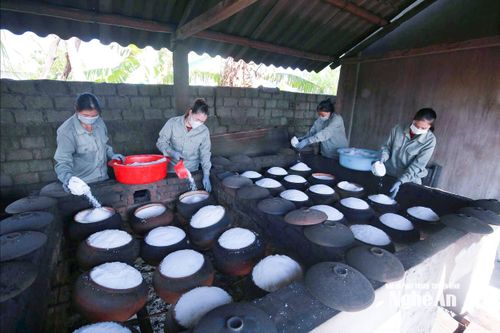 Muối được bỏ vào nồi đất, đậy kín nắp và đốt trên lửa. Ảnh: Thanh Phúc