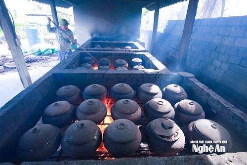 Mỗi lần hầm 7 tiếng, sau 3 lần thì cho ra thành phẩm. Ảnh: Thanh Phúc