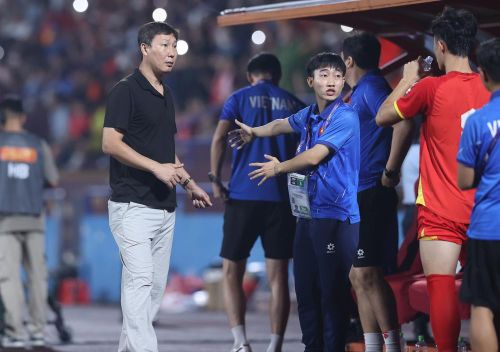 HLV Kim Sang Sik có thể sẽ sử dụng 2 trận đấu FIFA Days tháng 10 sắp tới để thử nghiệm trẻ hóa ĐT Việt Nam. Ảnh: Hoàng Linh