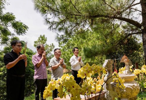 Đoàn đại biểu dâng hương viếng mộ Đại tướng Võ Nguyên Giáp