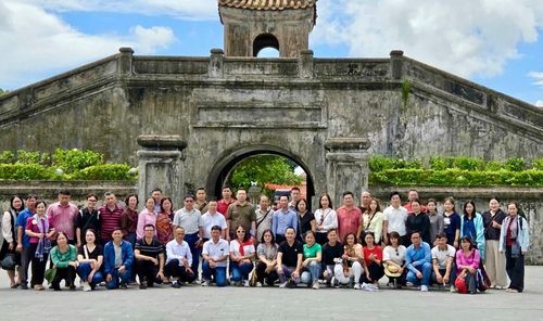Đoàn đại biểu Báo Văn Hóa chụp hình lưu niệm tại di tích Quốc gia đặc biệt Thành cổ Quảng Trị