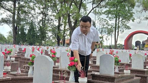 Lãnh đạo Báo Văn hóa xúc động dâng hương lên phần mộ các liệt sĩ