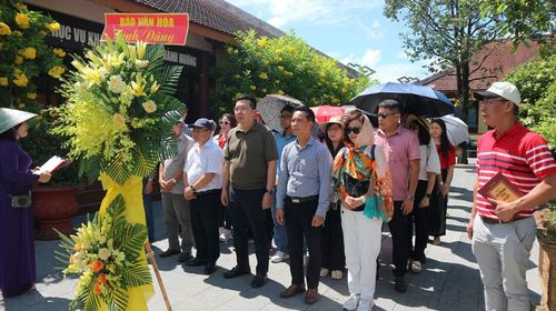 Đoàn dâng hoa tại di tích Quốc gia đặc biệt Thành cổ Quảng Trị