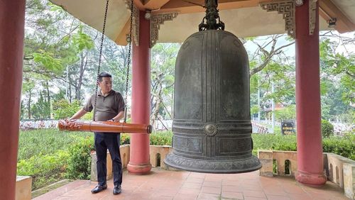 Tổng Biên tập Báo Văn Hóa Nguyễn Anh Vũ thỉnh chuông tưởng niệm các anh hùng liệt sĩ tại Nghĩa trang Liệt sĩ quốc gia Trường Sơn
