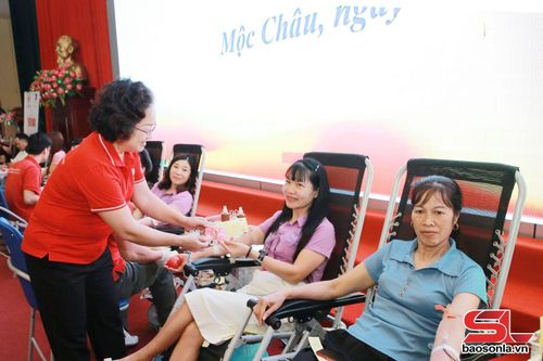 Hội Chữ thập đỏ tỉnh động viên người tham gia hiến máu.