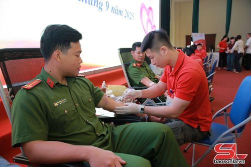 Lực lượng công an tham gia hiến máu.