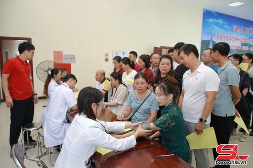 Khám sàng lọc trước khi hiến máu.