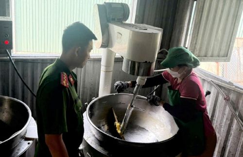 Công an kiểm tra một công đoạn sản xuất bánh trung thu.