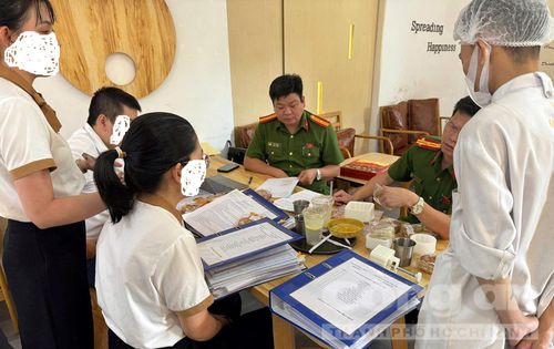 Lực lượng Công an làm việc với đại diện cơ sở sản xuất bánh trung thu.