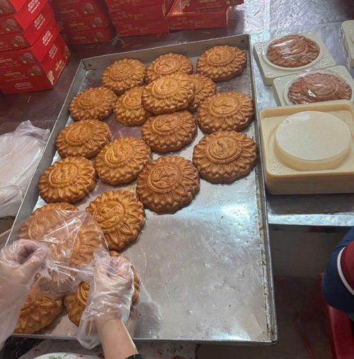 Những chiếc bánh trung thu đã hoàn thành này chưa đảm bảo các tiêu chuẩn theo quy định.