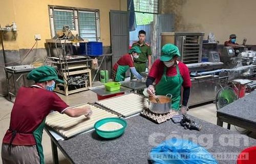 Bên trong một cơ sở sản xuất bánh trung thu.