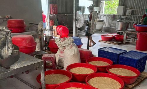 Bên trong một cơ sở sản xuất bánh trung thu.