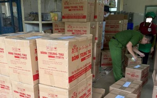 Lực lượng Công an kiểm tra sản phẩm bánh trung thu đã hoàn thành và đang trong quá trình để đưa đi tiêu thụ.