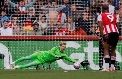 Cú sút penalty của Bruno Fernandes bị thủ thành của Brentford cản phá.