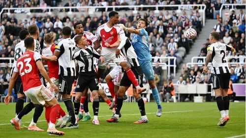 Gabriel đánh đầu ấn định tỷ số 2-1 cho Arsenal