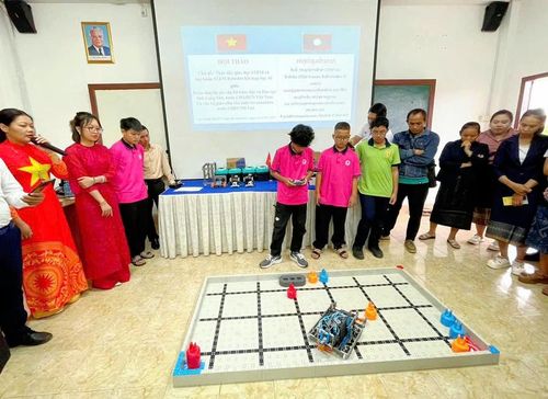 Giáo viên, học sinh tỉnh Lạng Sơn hướng dẫn, hỗ trợ thực hành với robot.