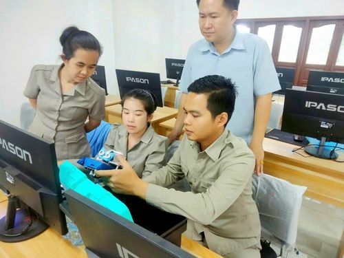 Cán bộ giáo viên tỉnh Savannakhet (Lào) hào hứng với những nội dung được tập huấn.