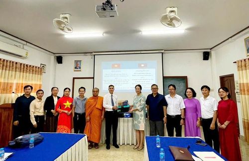 Tổng lãnh sự quán Việt Nam tại Savannakhet (Lào) và Liên minh STEM Việt Nam tặng ngành giáo dục tỉnh Savannakhet 1 phòng thí nghiệm STEM Robotics.