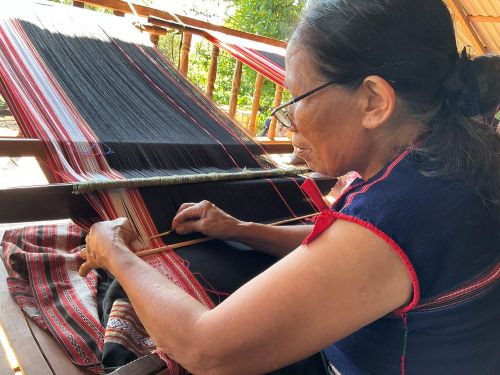 “Kho kinh nghiệm sống” của người già, đặc biệt là tay nghề của nghệ nhân là vốn quý để xây dựng “nền kinh tế bạc”