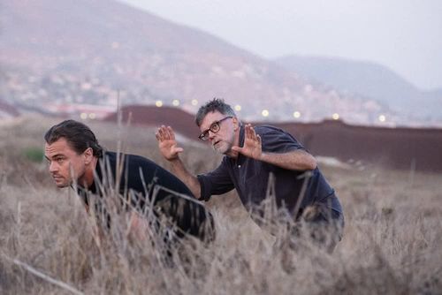 Đạo diễn Paul Thomas Anderson (phải) và DiCaprio trên phim trường “One Battle After Another”