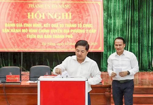 Lãnh đạo thành phố quyên góp ủng hộ đồng bào vùng thiệt hại do bão.