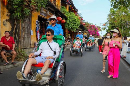 Đông đảo khách ngoại dạo chơi Hội An. Ảnh: Phạm Thắng, Thanh Đức.
