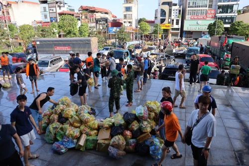 Lực lượng cứu trợ cùng hàng hóa từ khắp mọi nơi tập trung về Thái Nguyên. Ảnh: Nhật Anh - TTXVN